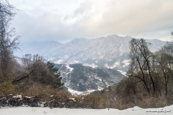 사진 - 연인산은 매년 5월 멋진 철쭉들을 만나볼 수 있는 곳이지만 겨울에도 등산로가 완만해 멋진 등산초보자들도 설경을 만나볼 수 있는 곳이다. [출처-경기도뉴스포털]