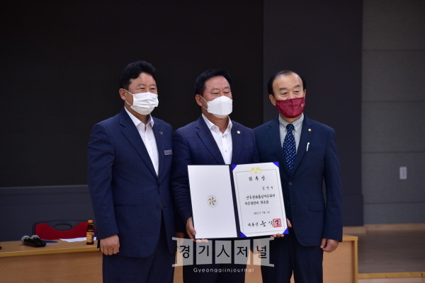 김경수 의원이 민주평화통일자문회의 가평군협의회에서 위촉장을 받고 사진을 찍고 있다.