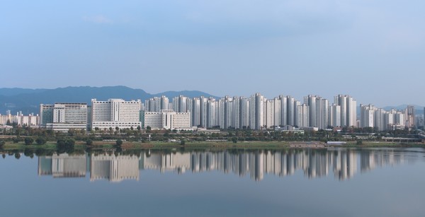 참고 사진. 한강에서 바라본 서울아산병원과 근처 아파트 모습. 사진=Pixabay 