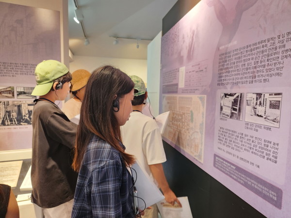 사진설명- 전쟁과 여성인권박물관을 둘러보고 있는 참가자들