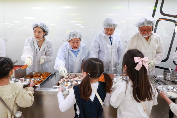 사진설명- 지난 5월 주광덕 남양주시장이 다산한강초등학교를 찾아가 1일 명예 학교장 체험을 하며 학생들에게 급식을 배식하고 있다.